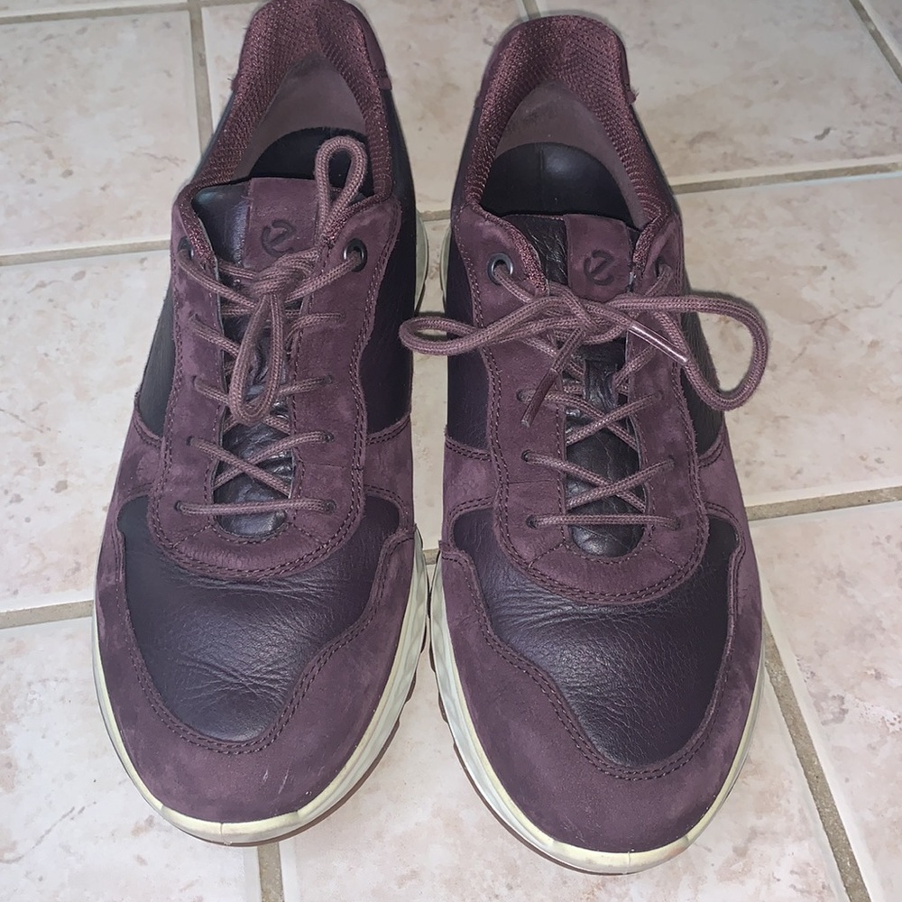 Ecco Women's size 9 Burgundy casual shoes